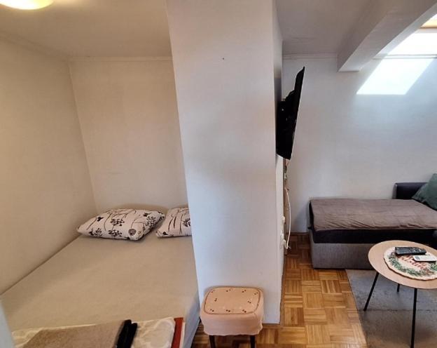 Apartman Ellye Lukavica Esterno foto