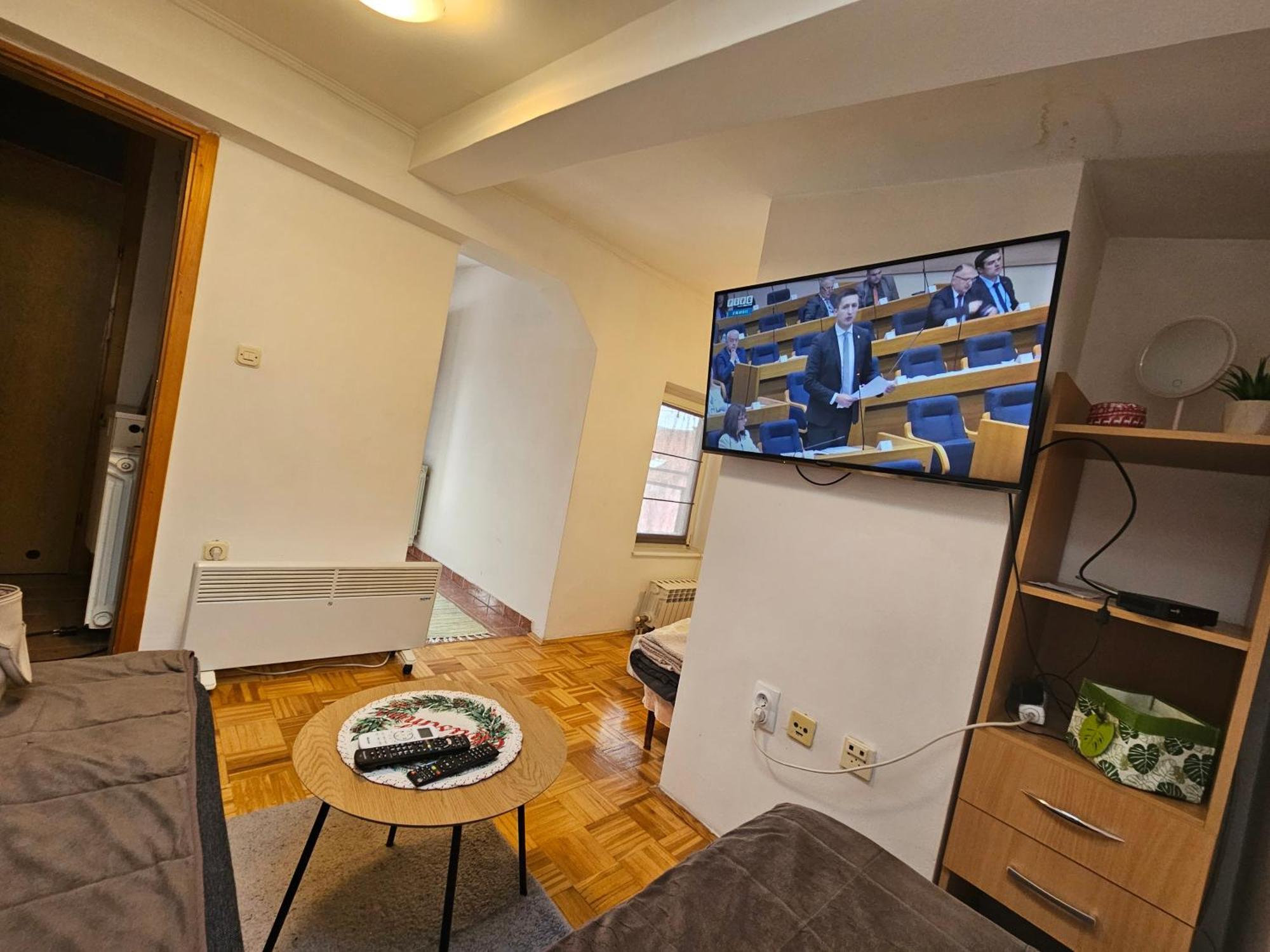 Apartman Ellye Lukavica Esterno foto